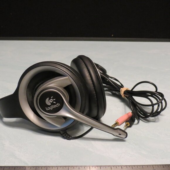 Logitech Gaming Headset with Mic.  3.5mm Jack Connection - Picture 3 of 3